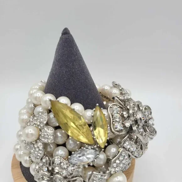 Betsey Johnson Stunning Clear Crystal Flower Pearl Bracelet NWOT! - Picture 5 of 14